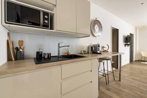 Apartamento Studio chic avec salon et terrasse privée Tourcoing Exterior foto